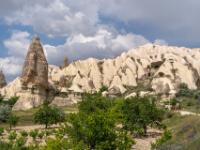 Felder, schwertähnliche Felstürme und helle Tuffwand im Schwertertal